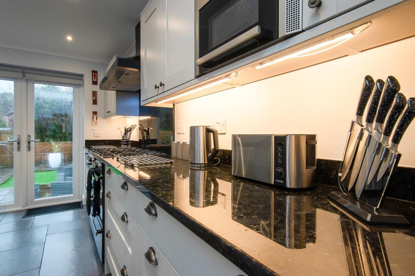 Casa One Hundred - A Beautiful 4 Bed House On The Beach Front Swansea Exterior foto